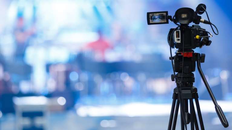 Φοροδιαφυγή 400.000 ευρώ από τηλεπαρουσιαστή - Δεν δήλωσε 12.000 αποδείξεις- Εταιρεία στο όνομα της... μαμάς