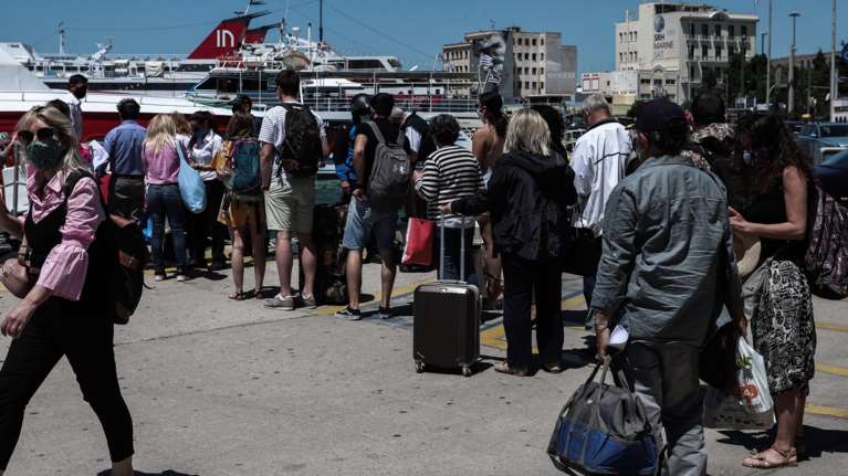Τέλος το Lockdown: Μαζική απόδραση των Αθηναίων - &quot;Βούλιαξαν&quot; Πειραιάς και εθνικές οδοί [Βίντεο]