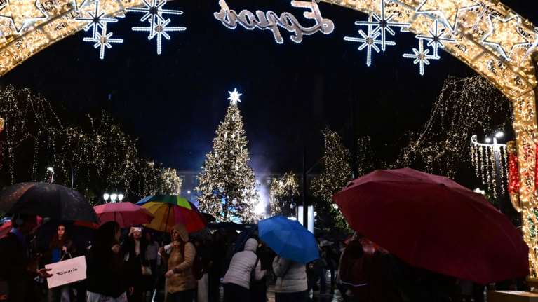 Φωταγωγήθηκε το χριστουγεννιάτικο δέντρο στο Σύνταγμα - Η καταιγίδα δεν πτόησε τους Αθηναίους [εικόνες - βίντεο]