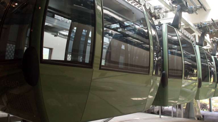 Ποιες επιχειρήσεις δεν θα ανοίξουν τη Δευτέρα - Κατασκηνώσεις, ντισκοτέκ... και τα τελεφερίκ πλην Σαντορίνης