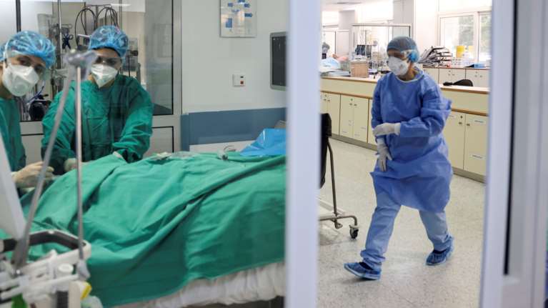 Κορονοϊός: Πρόβλεψη για πάνω από 10.000 κρούσματα τον Ιανουάριο - Δεν αποκλείουμε νέα μέτρα, λέει ο Μαγιορκίνης