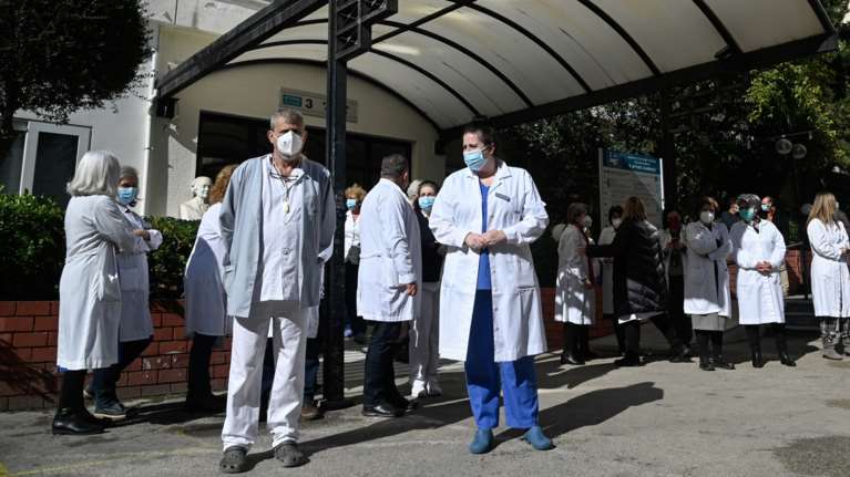 Με &quot;δώρα&quot; στους γιατρούς του ΕΣΥ το καλάθι της ΔΕΘ - Μέτρα για να μην καταρρεύσει το ΕΣΥ