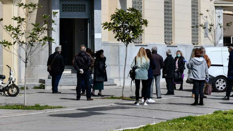 Άνοιξε η πλατφόρμα για τα 800 ευρώ - Οι 7 κατηγορίες που εξαιρούνται