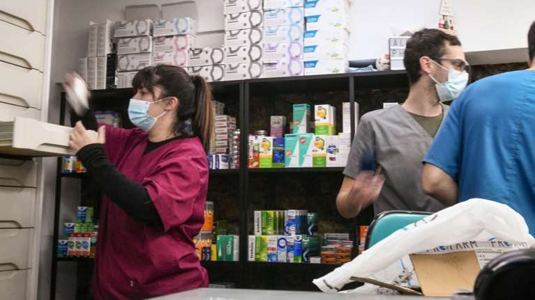 Διπλή &quot;επίθεση&quot; γρίπης και κορονοϊού: Σαρώνουν οι ιώσεις, φοβίζει το νέο μεταλλαγμένο στέλεχος από τις ΗΠΑ