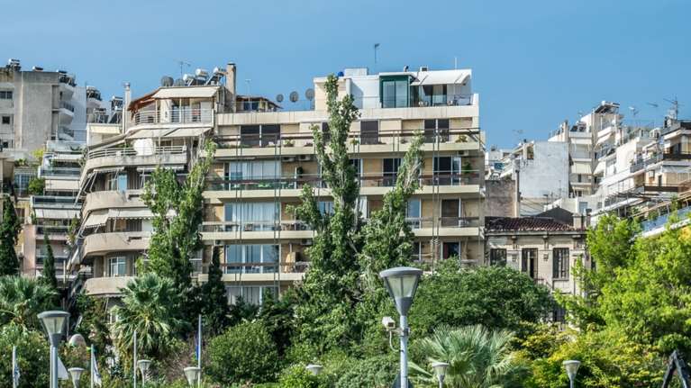 Φθηνή στέγη: Πώς με 350 ευρώ τον μήνα (και 12.000 ευρώ μετρητά) παίρνεις σπίτι - Παραδείγματα