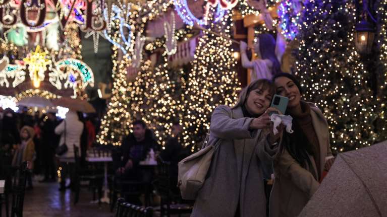 Τα νέα μέτρα από αύριο: Ρεβεγιόν μέχρι τις 2:00 - Τέλος η μουσική, κλείνουν τα κέντρα - Στις 15:00 οι ανακοινώσεις Πλεύρη