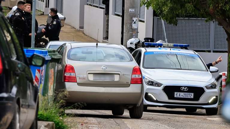 Έγκλημα στη Γλυφάδα: "Το περιμέναμε, είχαν προβλήματα", λένε οι γείτονες - "Δεν μιλούσε με τον κόσμο, ήταν εσωστρεφής"