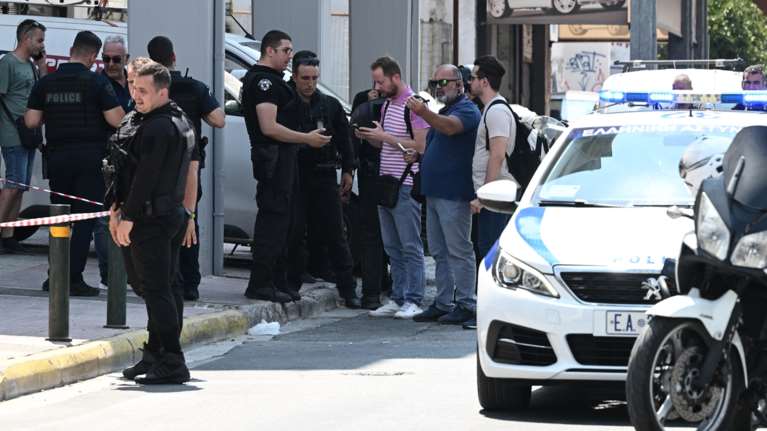 Βίντεο ντοκουμέντο από την αιματηρή συμπλοκή στον Κολωνό: Η στιγμή που ο αστυνομικός πυροβολεί τον 38χρονο ληστή