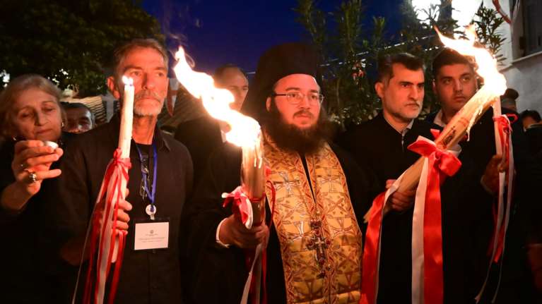 Στο Μετόχι του Πανάγιου Τάφου το Άγιο Φως - Μεταφέρθηκε σε όλη την Ελλάδα με ειδικές πτήσεις [εικόνες-βίντεο]