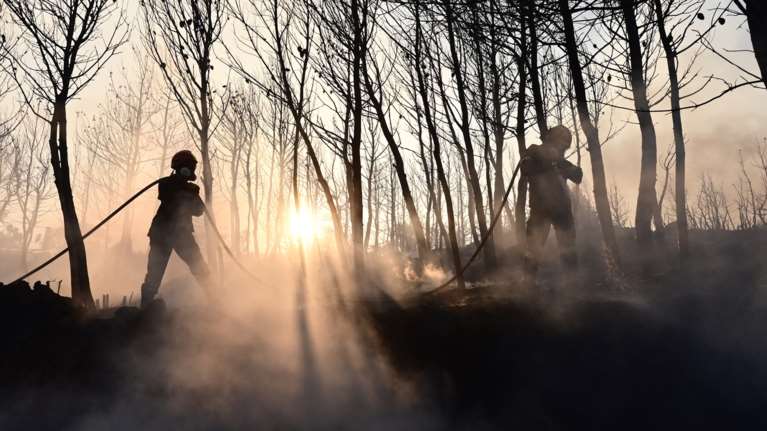 Χωρίς ενεργά μέτωπα οι φωτιές σε Σταμάτα και Κερατέα - Ένας νεκρός από ανακοπή, κάηκαν σπίτια [εικόνες - βίντεο]