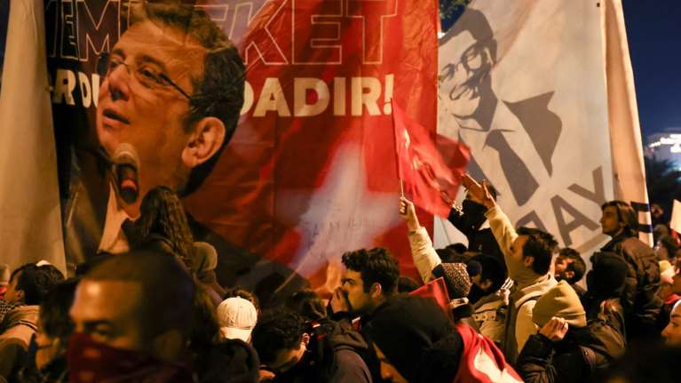 Στην "κόψη του ξυραφιού" η Τουρκία: Το καθεστώς Ερντογάν φυλάκισε τον Ιμάμογλου - Εκρυθμη η κατάσταση