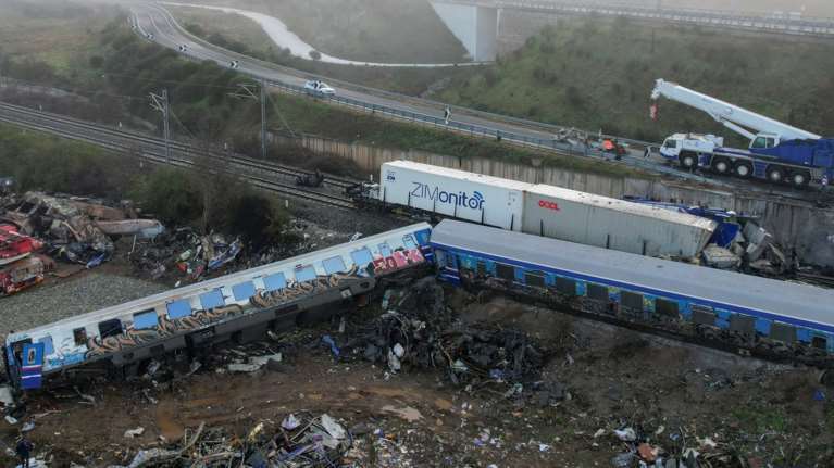 Τέμπη: Τα 5 λεπτά που θα μπορούσαν να αποτρέψουν την τραγωδία – Τι έδειχνε η κονσόλα στον σταθμάρχη