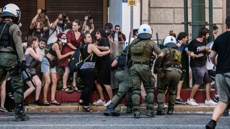 Επεισόδια στο κέντρο της Αθήνας: Ένταση με χημικά στην πορεία για τον Γιάννη Μιχαηλίδη [Εικόνες - Βίντεο]