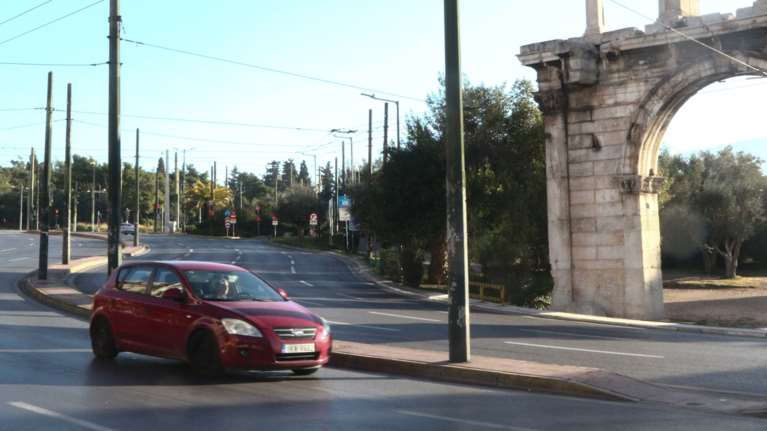 Αδειασε η Αθήνα ανήμερα των Χριστουγέννων - Ερημοι οι δρόμοι της πρωτεύουσας [εικόνες]