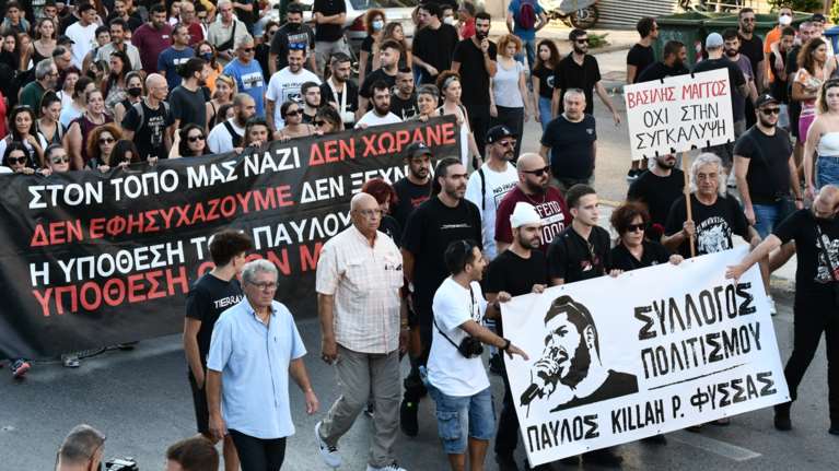 Εννέα χρόνια από τη δολοφονία Φύσσα: Σε εξέλιξη η μεγάλη πορεία στο Κερατσίνι [εικόνες]