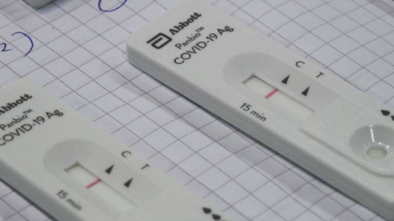 Η Ελλάδα, η πρώτη χώρα που θα προσφέρει δωρεάν self test στους πολίτες: Βήμα - βήμα η διαδικασία