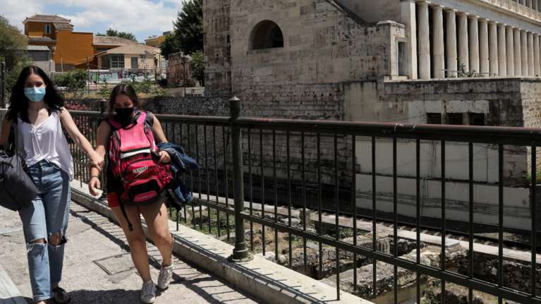 Κορονοϊός:&quot;Έκρηξη&quot;  2.327 νέων κρουσμάτων με μέση ηλικία τα 28,5 έτη - 142 διασωληνωμένοι και 2 θάνατοι