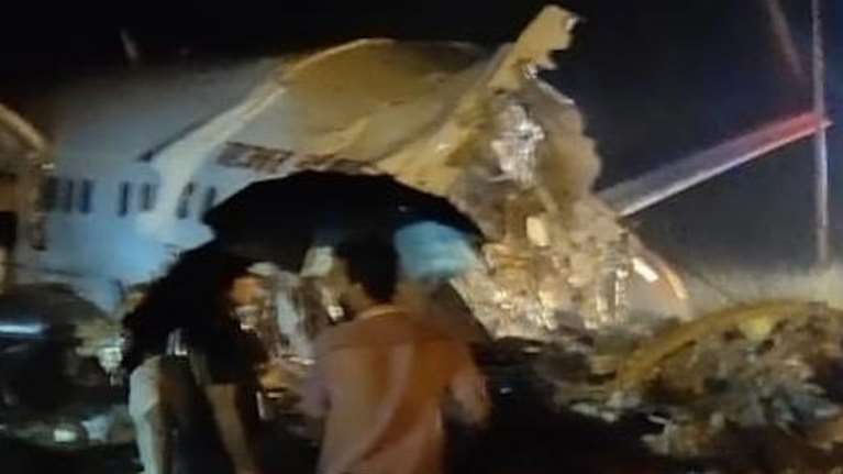 Σοκ στην Ινδία: Κόπηκε στα δύο αεροσκάφος με 191 επιβάτες - Τουλάχιστον 16 οι νεκροί, αναφορές για αγνοούμενους [Βίντεο]