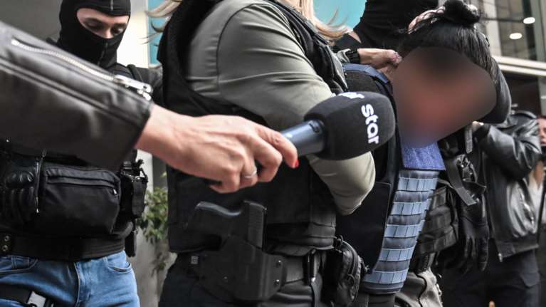 Αποδοκιμασίες και γιουχαΐσματα στην 46χρονη από την Σαλαμίνα στα δικαστήρια Πειραιά