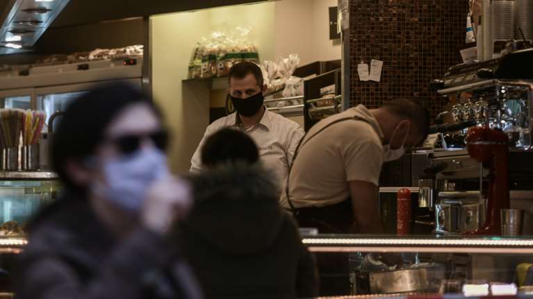 Ανατροπή: Από αύριο η απαγόρευση του take away σε Αττική, Θεσσαλονίκη - Στοπ και στην πώληση από φούρνους, ζαχαροπλαστεία