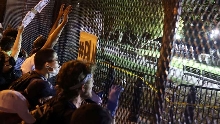 Δολοφονία Φλόιντ: Έτοιμοι να μπουν στην Ουάσινγκτον 1.600 στρατιώτες - Ογκώδεις διαδηλώσεις κόντρα στις προκλήσεις Τραμπ