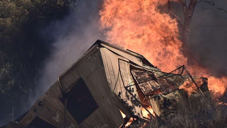 Στο έλεος της φωτιάς Μάνδρα και Νέα Ζωή: &quot;Πάμε, θα καούμε&quot; - Νέο μήνυμα εκκένωσης σε άλλους τέσσερις οικισμούς [βίντεο]