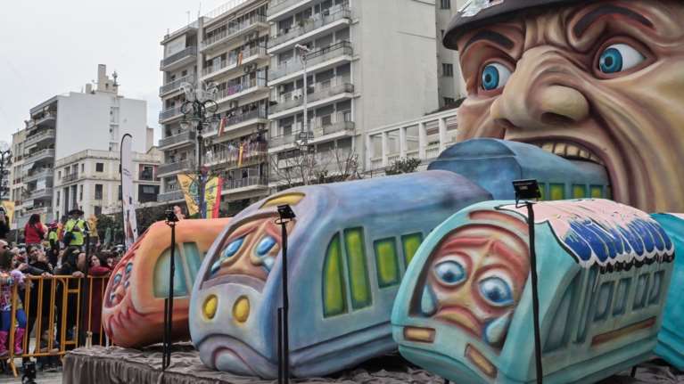 Πάτρα: Σε κλίμα ενθουσιασμού η μεγάλη καρναβαλική παρέλαση - Χιλιάδες επισκέπτες στην πόλη