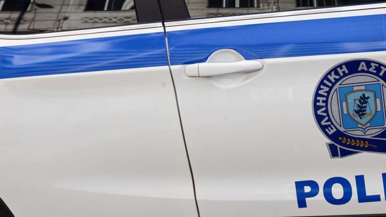 Σοκ στο Μενίδι: 14χρονη πήγε στο Αστυνομικό Τμήμα με νεκρό έμβρυο σε εφημερίδα - Τη χτύπησε η μητέρα της και απέβαλε