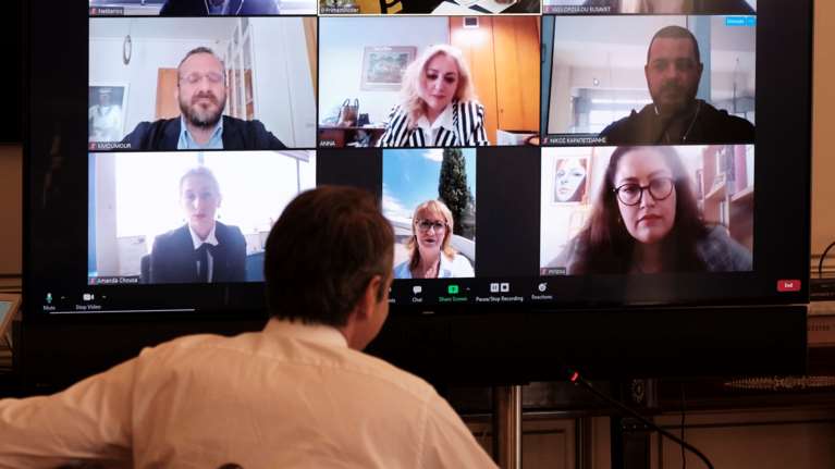 Τηλεδιάσκεψη Μητσοτάκη με εργαζόμενους: Στόχος της κυβέρνησης είναι η διαφύλαξη θέσεων εργασίας