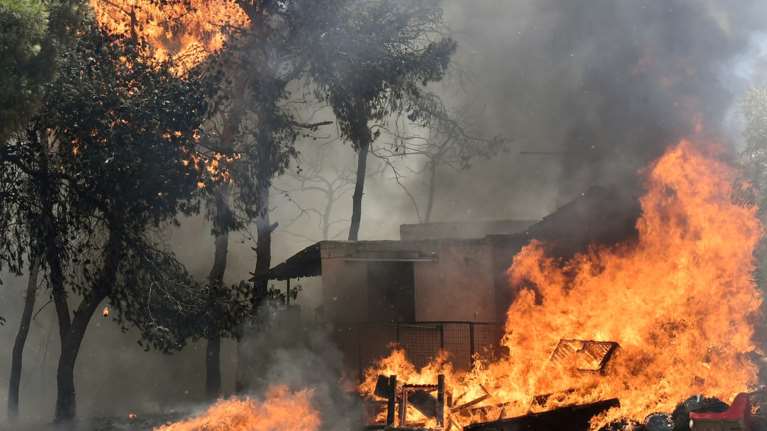 Αγωνία για το πύρινο μέτωπο στο Λουτράκι: Μπήκε η φωτιά στον οικισμό &quot;Άγιος Χαράλαμπος&quot;