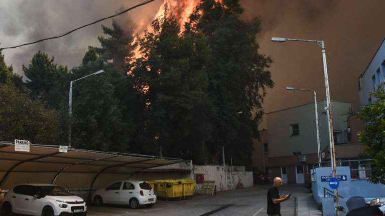 Φωτιά στην Πάτρα: Προσαγωγή γυναίκας που απειλούσε ότι θα κάψει την περιοχή του Γηροκομειού και το Κωνσταντοπούλειο