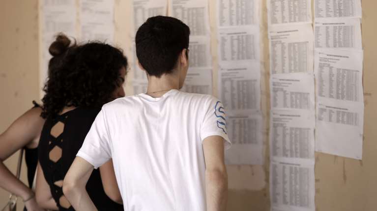 Πανελλήνιες 2024: Ανακοινώθηκαν οι βαθμοί των μαθητών - Πώς υπολογίζονται τα μόρια