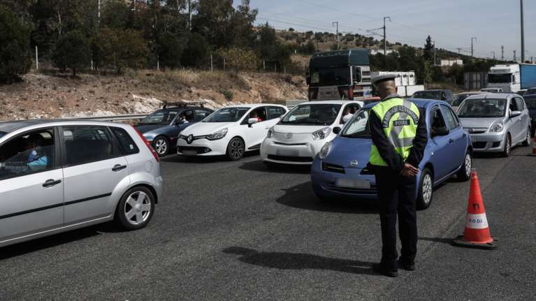 &quot;Γολγοθάς&quot; τα μπλόκα στα διόδια για τους κορονο-εκδρομείς: &quot;Δεν περνάει κανείς χωρίς έγγραφα&quot;, τονίζει η Τροχαία