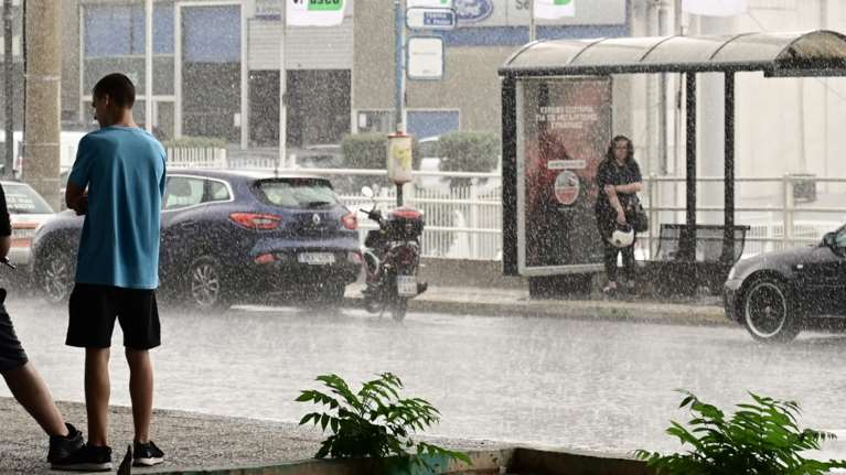 Έκτακτο δελτίο της ΕΜΥ για απότομη επιδείνωση του καιρού: Έρχονται σφοδρές καταιγίδες, χαλάζι και κεραυνοί