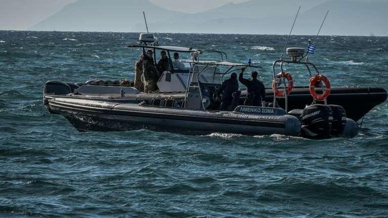 Ναυάγιο φορτηγού πλοίου στη Λέσβο: Αγωνία για τους 12 ναυτικούς - Ακαρπες οι έρευνες - Μόνο ένας επιζών [βίντεο]