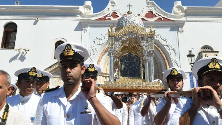 Ανησυχία για τις λιτανείες του Δεκαπενταύγουστου – Προβληματισμός για τα κρούσματα στην Αττική