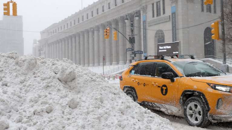 Ιστορική χιονοθύελλα στις ΗΠΑ: Χάος στους δρόμους, χωρίς ρεύμα πάνω από 90.000 νοικοκυριά στη Βοστώνη [Εικόνες]