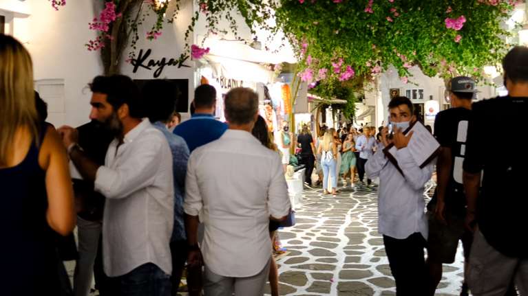 &quot;Ελληνικός Τουρισμός&quot; τέλος: Φεύγουν οι τουρίστες, σταματούν οι πτήσεις- Σε κόκκινη λίστα τα ελληνικά νησιά