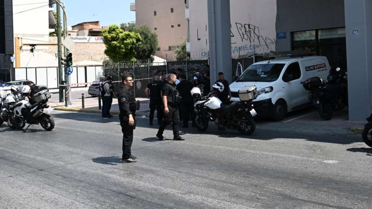 Κολωνός: "Ο αστυνομικός του φώναζε να σταματήσει - Άκουσα δύο πυροβολισμούς" λέει αυτόπτης μάρτυρας για τη ληστεία