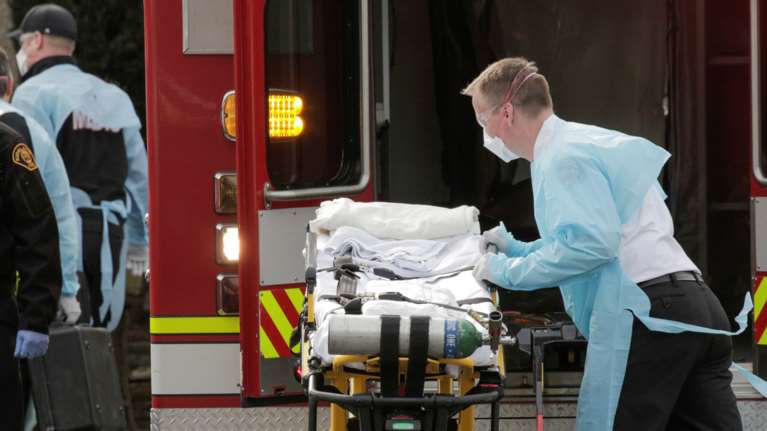 Σαρώνει ο κορονοϊός: Στην εντατική Γάλλος βουλευτής, 12 οι νεκροί στις ΗΠΑ