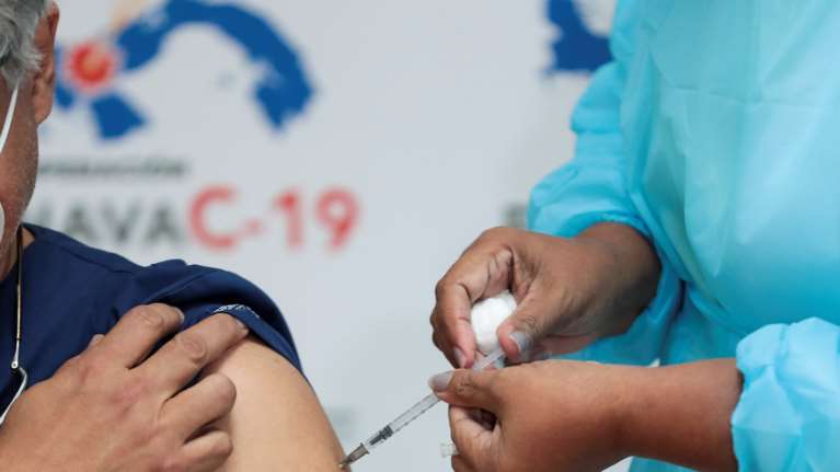 Ερευνα &quot;βόμβα&quot; για το εμβόλιο της Pfizer: Ίσως να μην προστατεύει από τη νοτιοαφρικανική παραλλαγή