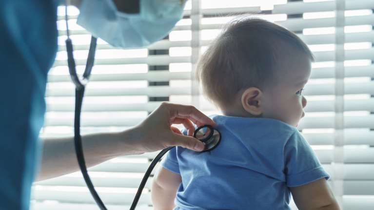 Οξεία ηπατίτιδα σε παιδιά: Πώς φτάσαμε στον θάνατο ενός βρέφους 13 μηνών - Το χρονικό των περιστατικών στην Ελλάδα