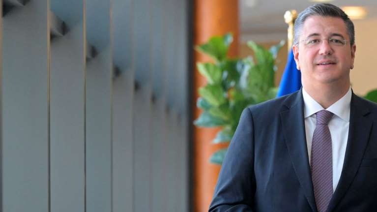 Politico: Πάμπλουτος &quot;γαιοκτήμονας επίτροπος&quot; ο Απόστολος Τζιτζικώστας - Η αγροτική επιχορήγηση 18.000 ευρώ