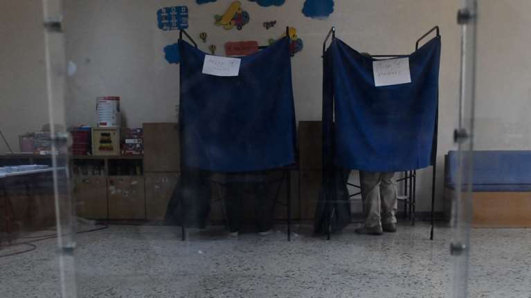 Δημοσκόπηση Alco: Στο 24% η ΝΔ, στο 19% οι αναποφάσιστοι - Συγκάλυψη και διαφθορά στην κυβέρνηση βλέπουν 7 στους 10