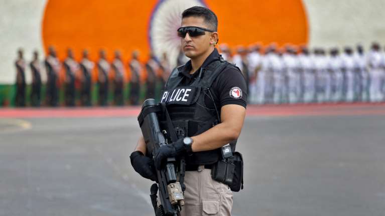 Οργή στην Ινδία: Διαδηλώσεις σε ολόκληρη τη χώρα μετά τον βιασμό και τη δολοφονία μιας νεαρής γιατρού