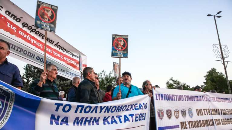 Συγκέντρωση διαμαρτυρίας στρατιωτικών και απόστρατων στο Υπουργείο Εθνικής Άμυνας - Με πλακάτ κατά Δένδια [εικόνες - βίντεο]