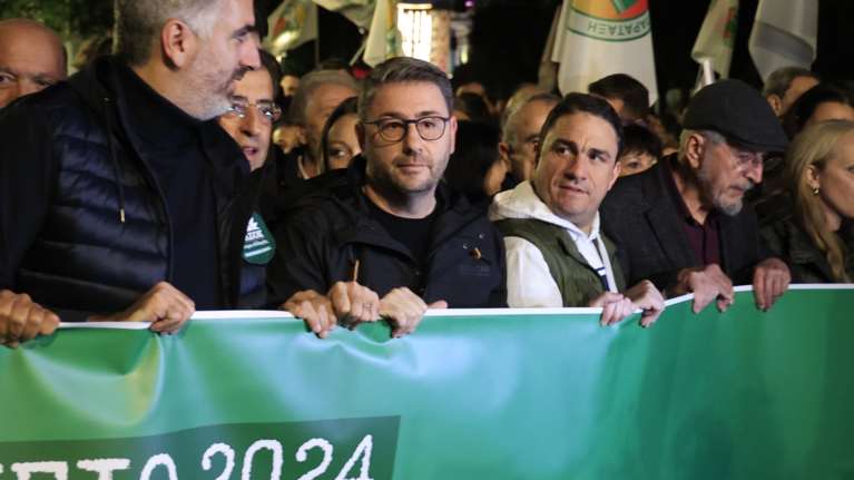 Δυναμικό παρών του ΠΑΣΟΚ στην απεργιακή συγκέντρωση ΓΣΕΕ - ΑΔΕΔΥ με παρουσία Ανδρουλάκη