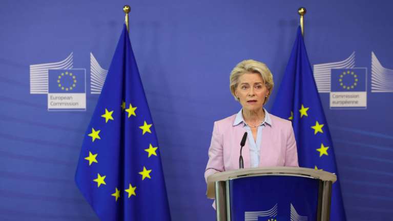 Άρθρο φον ντερ Λάιεν: Οι δημοκρατίες της Ευρώπης να ενωθούν απέναντι στα απολυταρχικά καθεστώτα