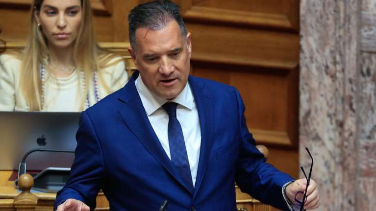 Ο Άδωνις Γεωργιάδης δικαιολογεί το &quot;μπάζωμα&quot; στα Τέμπη με αφορμή τον γερανό στο Περιστέρι