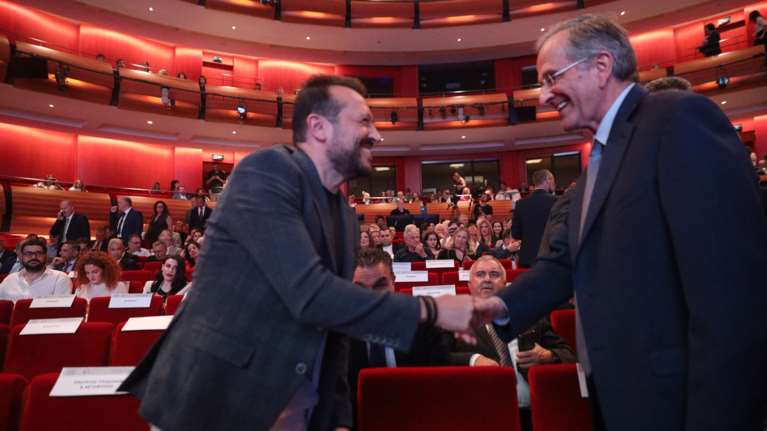 &quot;Ξέχασε ότι θα τους πάει μέχρι τέλους&quot;: Αιχμηρά σχόλια για τη θερμή χειραψία Σαμαρά με τον Νίκο Παππά [εικόνες]